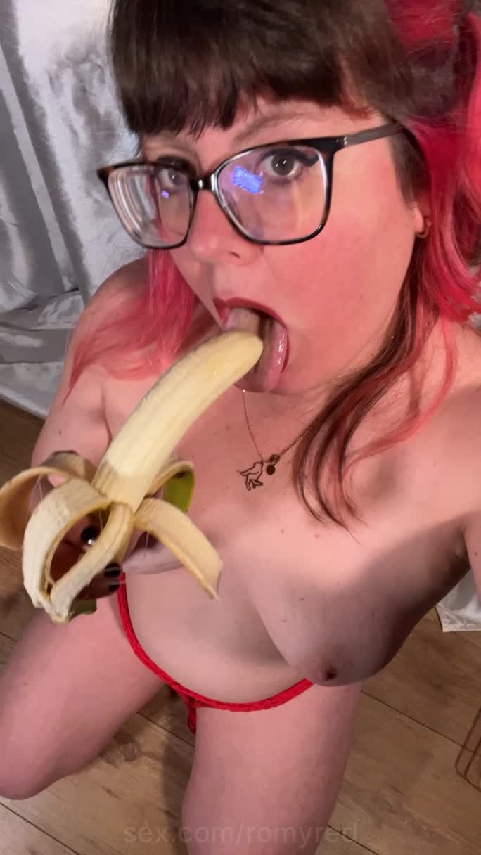 RomyRed - Je ne suce pas que des bananes 😋😋 Tu me rejoins sur insta ou  Twitter ? 😋 | Sex.com