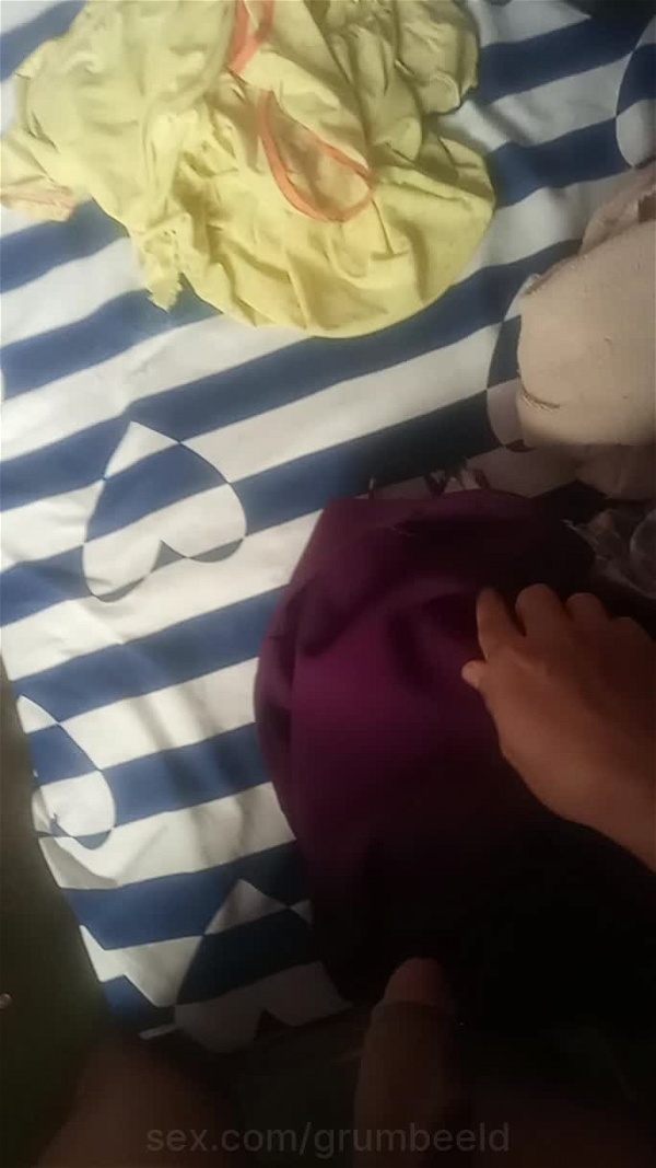 Grunbeelld Limpiando Mi Polla En La Falda De Mi Tía Masturbaation Masturbating Viralvideo 